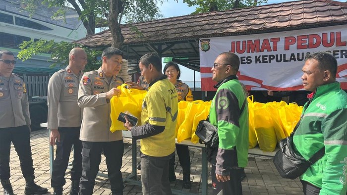 Polres Kepulauan Seribu berbagi dengan komunitas ojol dalam rangka memperkuat kamtibmas.