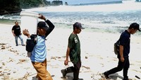 Telur-telur penyu hasil evakuasi ditempatkan di area penetasan semi alami di Pantai Sanggar, sebagai bagian dari upaya pelestarian satwa laut langka di pesisir selatan Jawa Timur. Foto: ANTARA FOTO/Destyan Sujarwoko