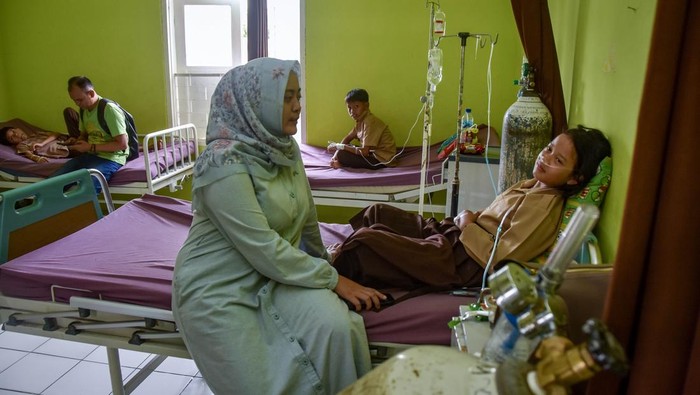 Orang tua mendampingi anaknya saat dirawat di Puskesmas Kawali, Kabupaten Ciamis, Jawa Barat, Jumat (3/10/2025). Sebanyak 16 siswa dari SD Negeri 1 Sindangsari, MI PUI Pogorsari, dan SD Negeri 5 Karangpawitan, mengalami keracunan yang diduga akibat menyantap hidangan Makan Bergizi Gratis (MBG). ANTARA FOTO/Adeng Bustomi/YU