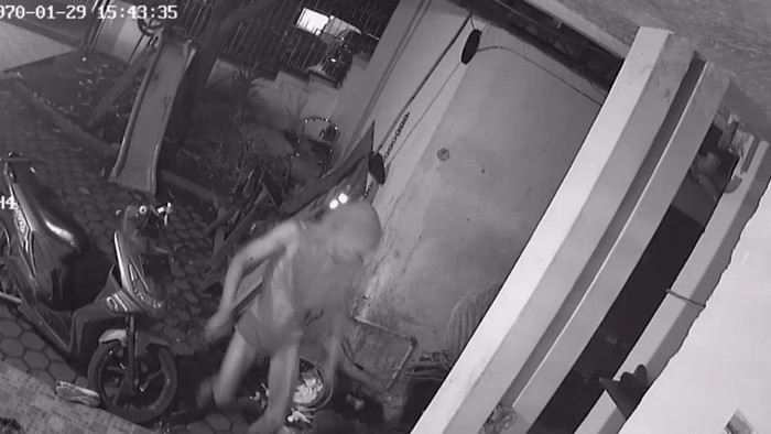 Pria berkolor saat mencuri di sebuah rumah di Kota Medan (Tangkapan layar CCTV)