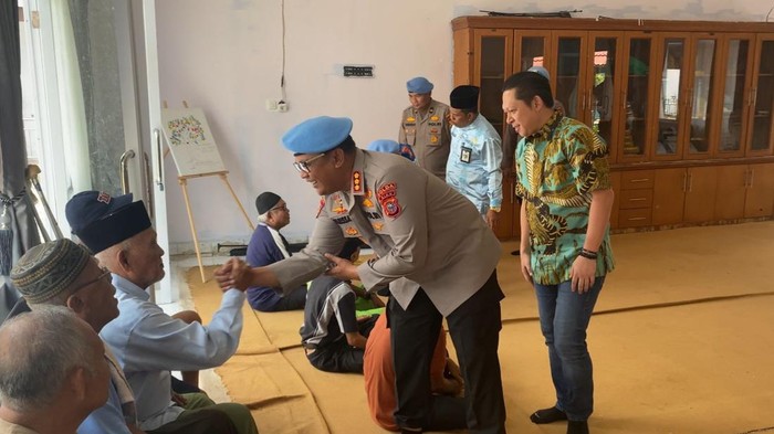 Propam Polda Riau turun menyapa warga di Kota Pekanbaru.