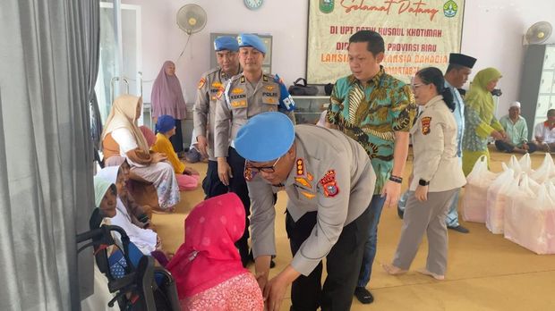 Propam Polda Riau turun menyapa warga di Kota Pekanbaru.