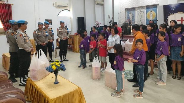 Propam Polda Riau turun menyapa warga di Kota Pekanbaru.