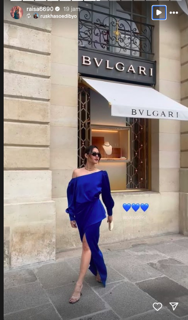 Begini gaya glamour Raisa saat berpose di depan butik Bvlgari. Foto: Instagram