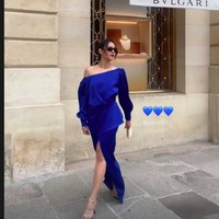 Begini gaya glamour Raisa saat berpose di depan butik Bvlgari. Foto: Instagram