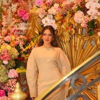 Di Paris, Raisa juga berkesempatan untuk menghadiri presentasi brand sepatu Roger Vivier. Kali ini, istri Hamish Daud itu mengenakan dress bernuansa beige dengan heels merah yang menawan. Foto: Instagram