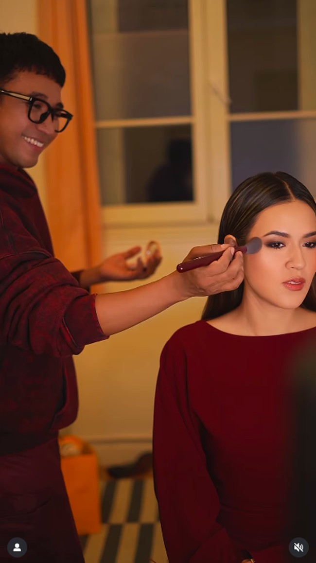 Raisa menyiapkan penampilan spesial, termasuk dengan mengajak Bubah Alfian untuk meriasnya. Foto: Instagram