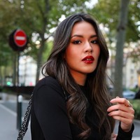 Mengawali fashion week, pelantun ‘Kali Kedua’ ini tampil menawan mengenakan setelan hitam dengan rok berdetail ikat yang dipadukan dengan tas Dior dan high knee boots. Foto: Instagram