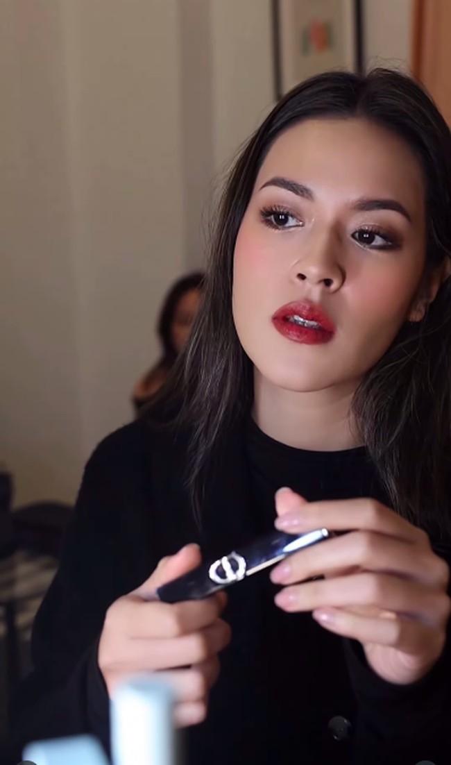 Raisa berada di Prancis untuk menghadiri beberapa acara dalam rangkaian Paris Fashion Week. Sebelumnya Raisa datang ke Dior Beauty. Foto: Instagram