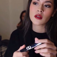 Raisa berada di Prancis untuk menghadiri beberapa acara dalam rangkaian Paris Fashion Week. Sebelumnya Raisa datang ke Dior Beauty. Foto: Instagram