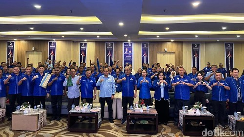 Foto bersama kader Partai Demokrat NTT saat Rakernas DPD Partai Demokrat di Hotel Kristal Kupang.