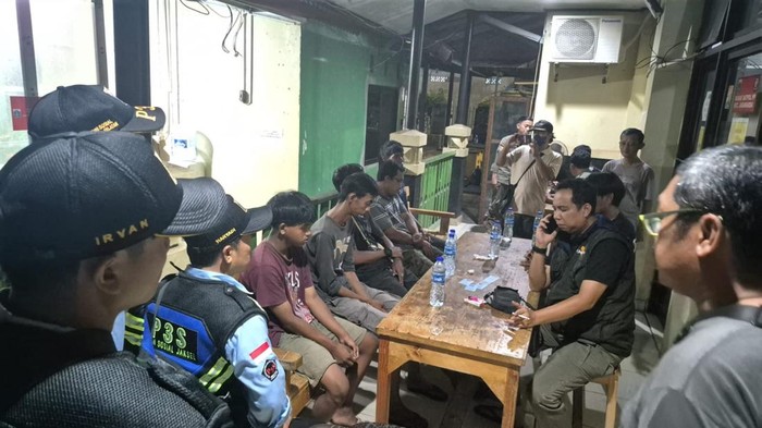 Rombongan pria meminta uang modus kebersihan keliling di Jagakarsa, Jaksel, diserahkan ke Dinsos DKI, Selasa (2/10/2025).