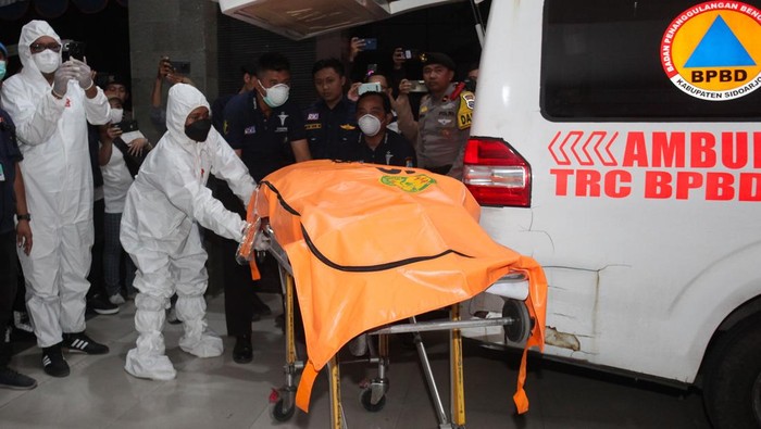 Petugas membawa jenazah korban runtuhnya bangunan mushala Pondok Pesantren (Ponpes) Al Khoziny untuk diidentifikasi di Rumah Sakit Bhayangkara H.S. Samsoeri Mertojoso, Surabaya, Jawa Timur, Jumat (3/10/2025). Pada Jumat (3/10) hingga sekitar pukul 18.00 WIB Polda Jawa Timur telah menerima delapan jenazah korban bangunan mushala Ponpes Al Khoziny di Buduran, Sidoarjo yang runtuh pada Senin (29/9) untuk dilakukan identifikasi. ANTARA FOTO/Didik Suhartono/sgd