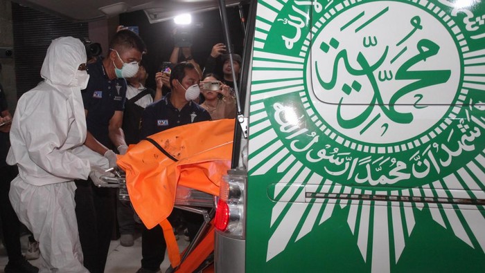 RS Bhayangkara Terima Delapan Jenazah Korban Ambruknya Musala Ponpes Al Khoziny Petugas membawa jenazah korban runtuhnya bangunan mushala Pondok Pesantren (Ponpes) Al Khoziny untuk diidentifikasi di Rumah Sakit Bhayangkara H.S. Samsoeri Mertojoso, Surabaya, Jawa Timur, Jumat (3/10/2025). Pada Jumat (3/10) hingga sekitar pukul 18.00 WIB Polda Jawa Timur telah menerima delapan jenazah korban bangunan mushala Ponpes Al Khoziny di Buduran, Sidoarjo yang runtuh pada Senin (29/9) untuk dilakukan identifikasi. ANTARA FOTO/Didik Suhartono/sgd