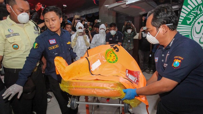 Petugas membawa jenazah korban runtuhnya bangunan mushala Pondok Pesantren (Ponpes) Al Khoziny untuk diidentifikasi di Rumah Sakit Bhayangkara H.S. Samsoeri Mertojoso, Surabaya, Jawa Timur, Jumat (3/10/2025). Pada Jumat (3/10) hingga sekitar pukul 18.00 WIB Polda Jawa Timur telah menerima delapan jenazah korban bangunan mushala Ponpes Al Khoziny di Buduran, Sidoarjo yang runtuh pada Senin (29/9) untuk dilakukan identifikasi. ANTARA FOTO/Didik Suhartono/sgd