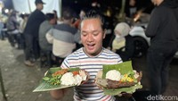 Dinamakan SS Ngondek karena ada pelayan ‘ngondek’ (gemulai) yang menghibur. Sambil melayani, pelayan tersebut akan menggoda pengunjung. Jadi bersiap ya! Foto: Detikcom / Atiqa Rana