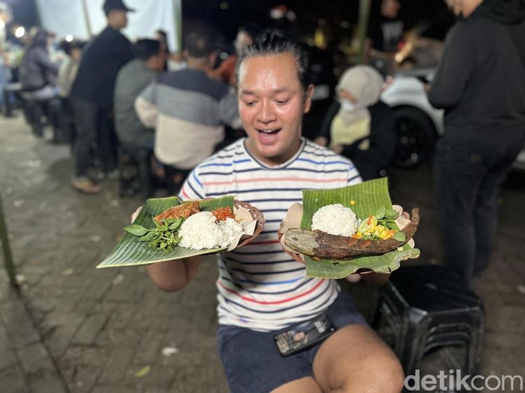 Huaah! Tersengat Pedasnya Sambal Ayam Ngondek yang Viral di Gandaria
