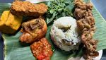 Huaah! Tersengat Pedasnya Sambal Ayam Ngondek yang Viral di Gandaria