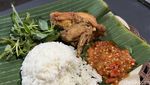 Huaah! Tersengat Pedasnya Sambal Ayam Ngondek yang Viral di Gandaria