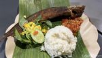 Huaah! Tersengat Pedasnya Sambal Ayam Ngondek yang Viral di Gandaria