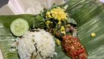 Huaah! Tersengat Pedasnya Sambal Ayam Ngondek yang Viral di Gandaria
