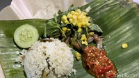 DetikFood juga sempat mencoba nasi Cumi-Cumi Hott.com yang harganya Rp 18.000 saja. Cuminya tidak alot dan tidak amis. Semakin nikmat dimakan bersama nasi dan sambalnya. Foto: Detikcom / Atiqa Rana