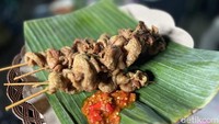 Ini dia menu ‘Sate Kulit Ken…?’ yang wajib dicoba. Ukuran kulit ayamnya besar dan tebal, digoreng sangat pas. Teksturnya  tidak basah tetapi juga tidak begitu kering. Foto: Detikcom / Atiqa Rana