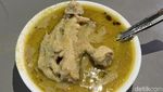 Huaah! Tersengat Pedasnya Sambal Ayam Ngondek yang Viral di Gandaria