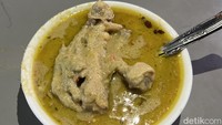Pecinta ceker bisa pesan menu Ceker Ngetril Kuah nih. Harganya Rp 18.000 terdiri dari potongan besar ceker yang lembut kenyal. Cekernya lalu disiram kuah mirip gulai yang gurih berempah. Foto: Detikcom / Atiqa Rana