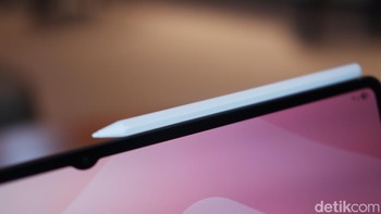 Tablet ini dibekali S Pen baru punya desain heksagonal dengan ujung kerucut untuk kontrol presisi dan ergonomis lebih nyaman. Foto: Adi Fida Rahman/detikINET