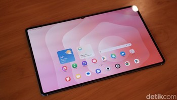 Galaxy Tab S11 Ultra memakai panel Dynamic AMOLED 2X dengan tingkat kecerahan hingga 1.600 nits. Samsung turut memberikan Anti Reflection untuk mengurangi pantulan cahaya, ideal untuk penggunaan outdoor. Foto: Adi Fida Rahman/detikINET