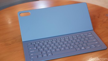 Berbeda dari sebelumnya, case keyboard Galaxy Tab S11 Ultra tidak dilengkapi trackpad. Foto: Adi Fida Rahman/detikINET