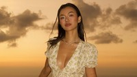Dari beauty influencer, nama Sanly Liu begitu dikenal sampai akhirnya membuka beberapa bisnis. Ia lalu membuka bisnis studio pakaian, salon kecantikan, hingga vila di Bali. (Foto: dok Instagram sanlyliuu)