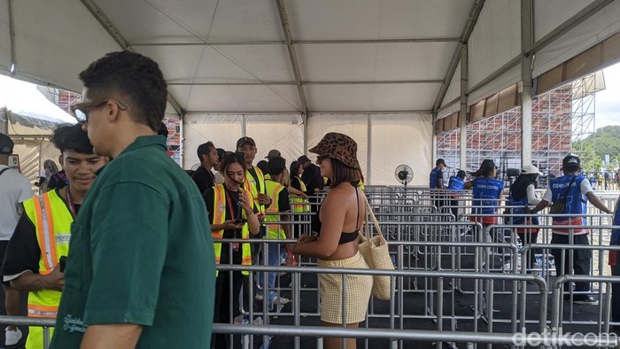 Sejumlah penonton diperiksa petugas saat hendak memasuki Sirkuit Mandalika jelang sprint race MotoGP Mandalika, Sabtu (4/10/2025). (Foto: Ahmad Viqi/detikBali)