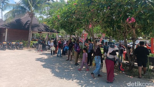 Sejumlah warga berjejer menawarkan tiket MotoGP Mandalika kepada pengunjung Bazaar Mandalika, Sabtu (4/10/2025). (Foto: Edi Suryansyah/detikBali)