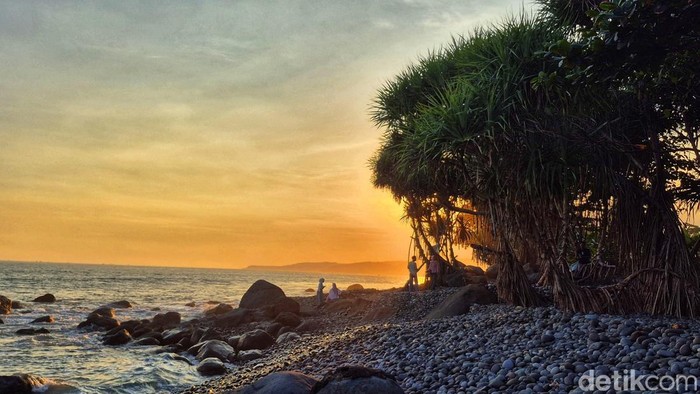Senja di Pantai Sukabumi