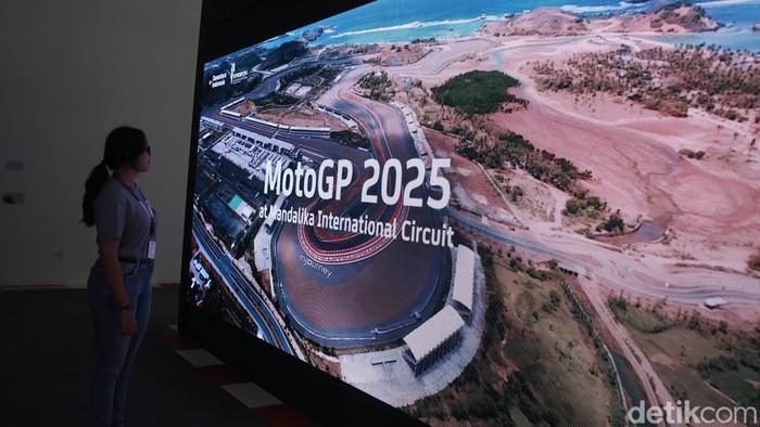 Pengunjung menikmati suasana Zona Garasi MotoGP di Museum Mandalika, Lombok Tengah, NTB, Sabtu (4/10/2025). Zona ini menampilkan replika pit stop lengkap dengan peralatan balap dan efek suara khas paddock.