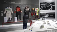 Suasana interior Museum Mandalika dengan pencahayaan lembut dan tata pamer modern. Ruang ini dirancang menghadirkan atmosfer futuristik khas dunia balap MotoGP.