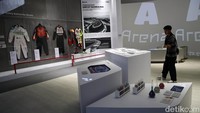 Pengunjung menikmati suasana Zona Garasi MotoGP di Museum Mandalika, Lombok Tengah, NTB, Sabtu (4/10/2025). Zona ini menampilkan replika pit stop lengkap dengan peralatan balap dan efek suara khas paddock.
