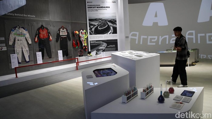 Sensasi Balap dan Nostalgia MotoGP di Museum Mandalika Pengunjung menikmati suasana Zona Garasi MotoGP di Museum Mandalika, Lombok Tengah, NTB, Sabtu (4/10/2025). Zona ini menampilkan replika pit stop lengkap dengan peralatan balap dan efek suara khas paddock.