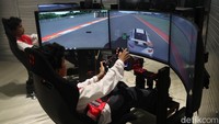 Pengunjung mencoba simulator balap di Museum Mandalika. Fasilitas ini memberikan sensasi adrenalin melintasi setiap tikungan sirkuit layaknya pembalap profesional.