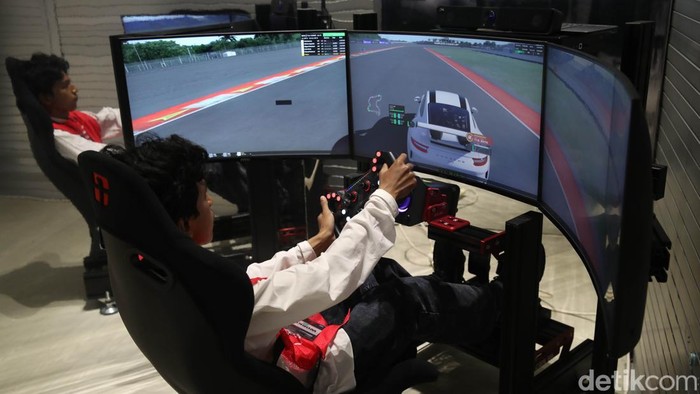 Pengunjung menikmati suasana Zona Garasi MotoGP di Museum Mandalika, Lombok Tengah, NTB, Sabtu (4/10/2025). Zona ini menampilkan replika pit stop lengkap dengan peralatan balap dan efek suara khas paddock.