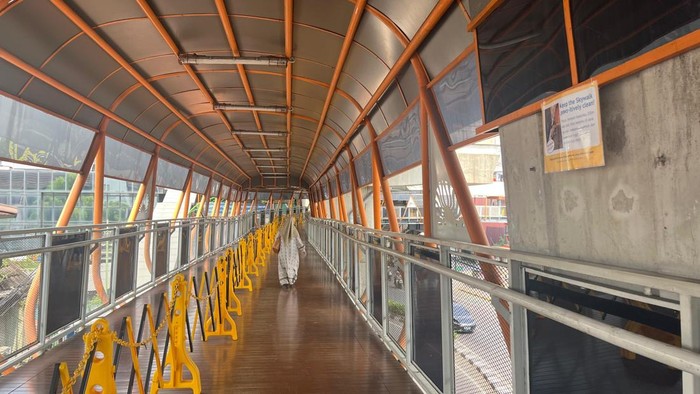 Skywalk Kebayoran Lama, Jakarta Selatan.