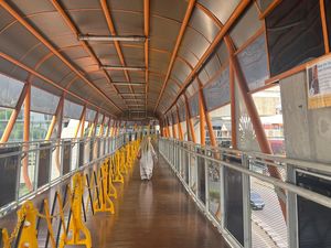 Skywalk Kebayoran Masih Berbau, Warga Harap Noda Kotoran Kucing Dibersihkan