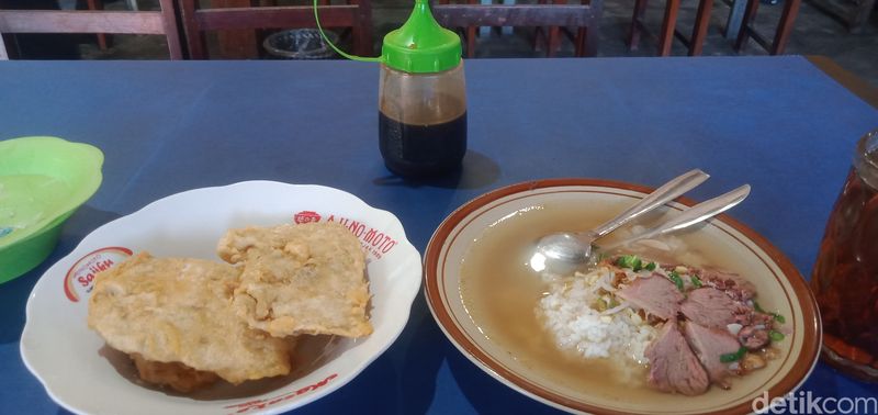 Soto sapi di warung Gito Birun, Jatinom, Klaten yang hanya buka saat pasaran Legi.