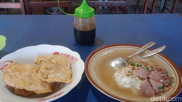 Soto sapi di warung Gito Birun, Jatinom, Klaten yang hanya buka saat pasaran Legi.