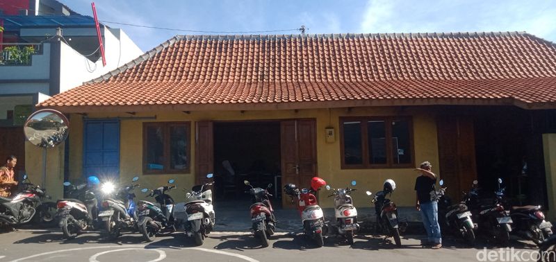 Soto sapi di warung Gito Birun, Jatinom, Klaten yang hanya buka saat pasaran Legi.