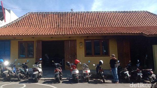 Soto sapi di warung Gito Birun, Jatinom, Klaten yang hanya buka saat pasaran Legi.