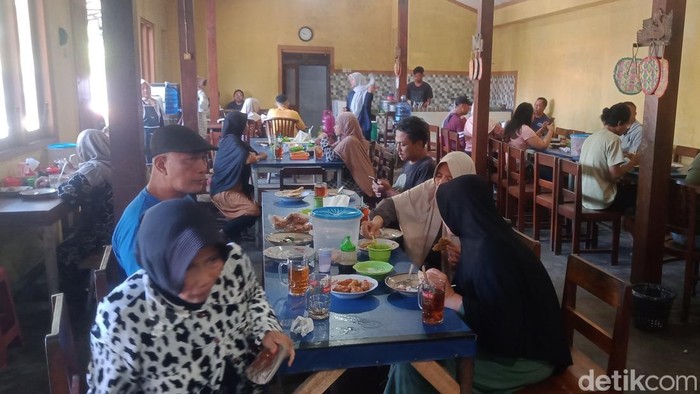 Soto sapi di warung Gito Birun, Jatinom, Klaten yang hanya buka saat pasaran Legi.