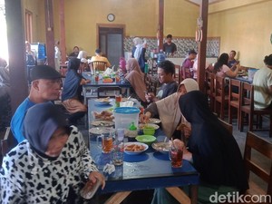 Cuma Buka 5 Hari Sekali, Soto Mbah Gito Birun Bikin Pelanggan Berjubel
